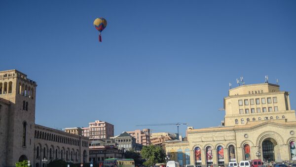 Воздушный шар и флаг Армении парили над Ереваном - Sputnik Արմենիա