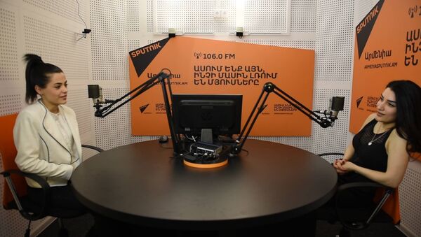 Певица Анна Хачатрян встретилась в Sputnik Армения с Ангелиной Папикян, покинувшей проект Ты супер! - Sputnik Армения