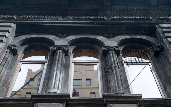 Սև տուֆից, երկհարկանի, նրբաճաշակ հորինվածքով, բազմաթիվ կամարներով և զարդաքանդակներով շենքը Սև տուֆից, երկհարկանի, նրբաճաշակ հորինվածքով, բազմաթիվ կամարներով և զարդաքանդակներով շենքը - Sputnik Արմենիա