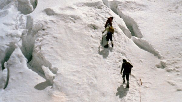 участники восхождения на Эверест поднимаются по ледопаду Кхумбу - Sputnik Արմենիա