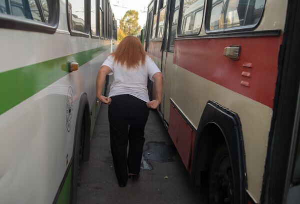 Эльмира (Эмма) Манян, единственная женщина-водитель троллейбуса в Ереване - Sputnik Армения