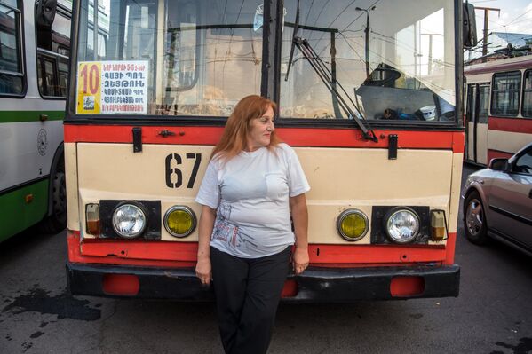 Эльмира (Эмма) Манян, единственная женщина-водитель троллейбуса в Ереване - Sputnik Армения