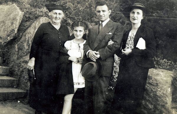 Мать А. Ширакяна Вергине, Аршавир Ширакян, Гаяне Ширакян и их дочь Сонья Мать А. Ширакяна Вергине, Аршавир Ширакян, Гаяне Ширакян и их дочь Сонья - Sputnik Армения