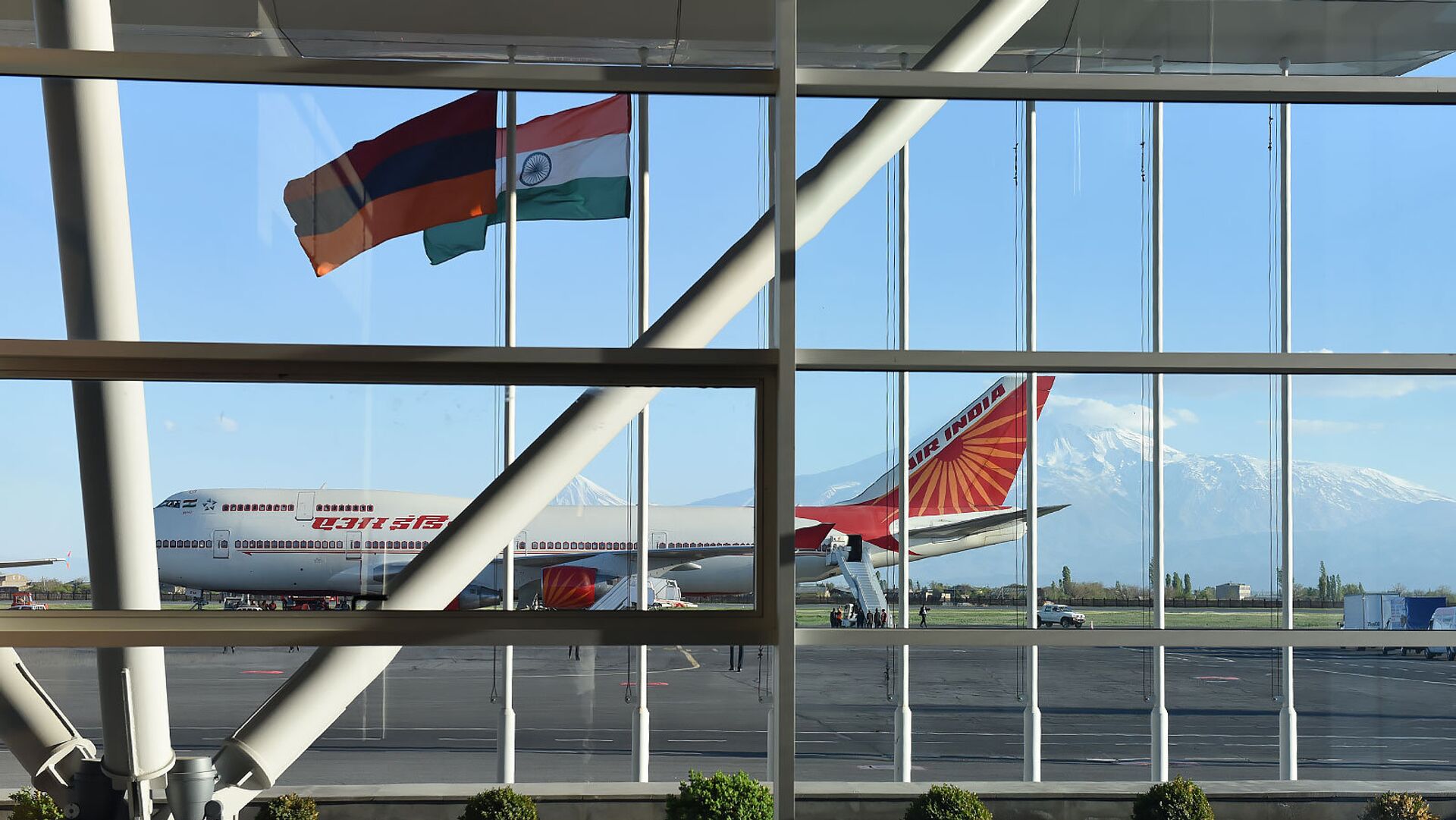 Флаги Армении и Индии в аэропорту Звартноц - Sputnik Армения, 1920, 16.02.2022
