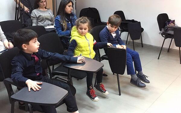 Пресс-конференция к старту новой программы духовного образования детей. Грикор (слева) - Sputnik Армения