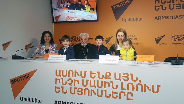 Пресс-конференция к старту новой программы духовного образования детей. Дьякон Тачат Давидян и Эльза Манукян - Sputnik Արմենիա