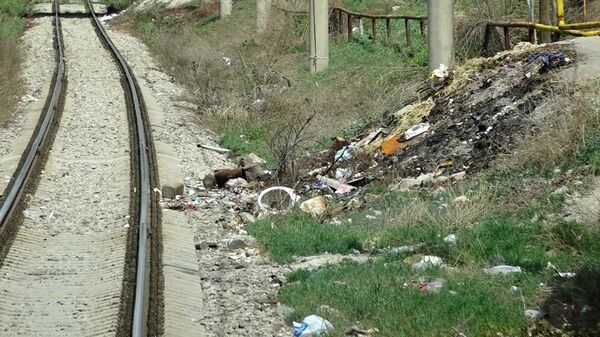 Мусор вдоль железной дороги Армении Мусор вдоль железной дороги Армении - Sputnik Արմենիա
