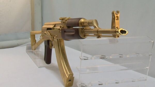 СПУТНИК_В одном из оружейных магазинов Техаса показали золотой автомат Калашникова - Sputnik Армения