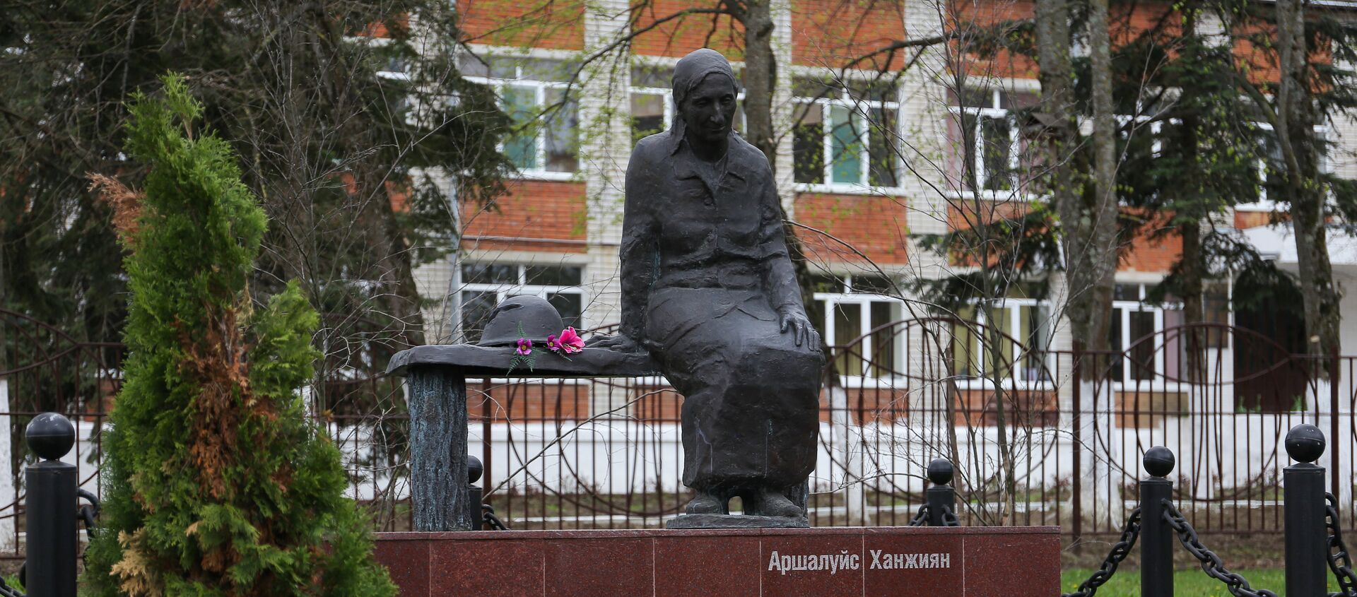 Памятник Аршалуйс Ханжиян в Горячем Ключе - Sputnik Արմենիա, 1920, 07.04.2021