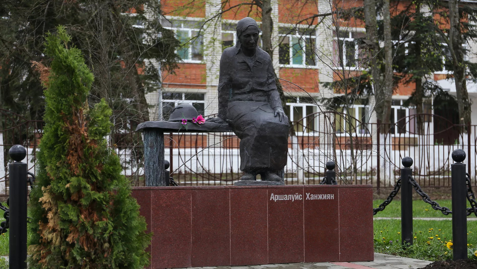 Памятник Аршалуйс Ханжиян в Горячем Ключе - Sputnik Արմենիա, 1920, 07.04.2021