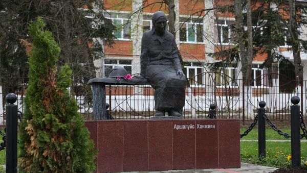 Памятник Аршалуйс Ханжиян в Горячем Ключе - Sputnik Армения