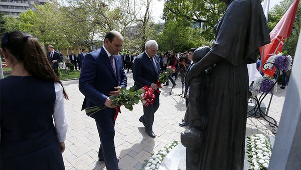 Мэр Еревана и губернатор Санкт-Петербурга возложили цветы к памятнику детям блокадного Ленинграда - Sputnik Արմենիա