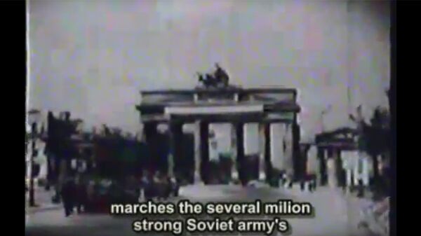 Армяне станцевали кочари у стен Рейхстага в Берлине в 1945 году Армяне станцевали кочари у стен Рейхстага в Берлине в 1945 году - Sputnik Армения
