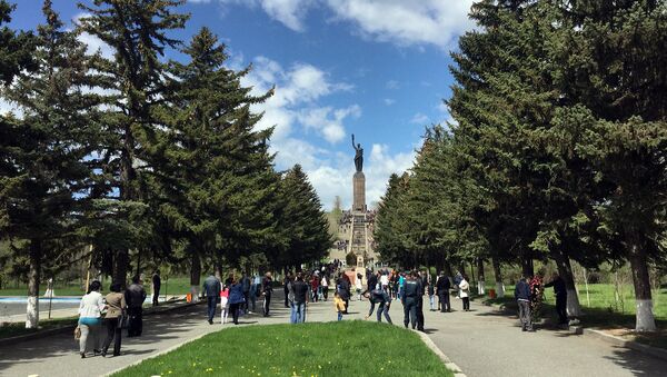 Марш армянских и российских военных к памятнику Мать Армения в Гюмри - Sputnik Արմենիա