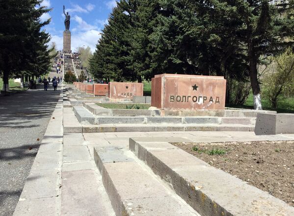 Аллея Славы перед монументом Мать Армения в Гюмри Аллея Славы перед монументом Мать Армения в Гюмри - Sputnik Армения