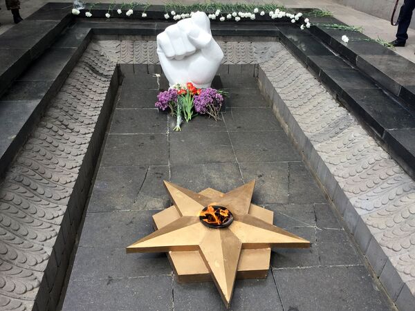 Вечный огонь у монумента Мать Армения в Гюмри - Sputnik Армения