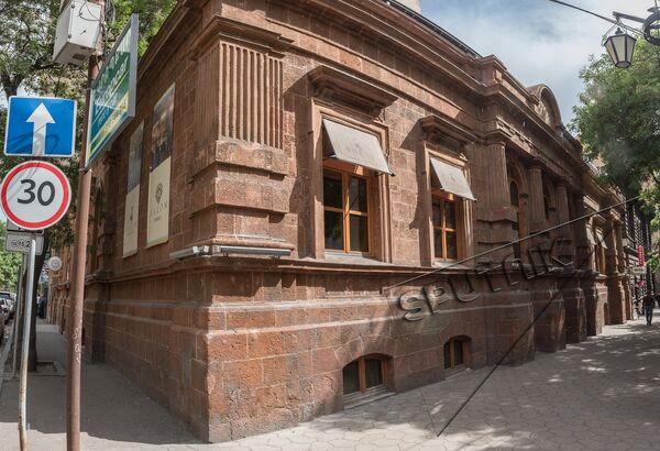Варварский фасадизм ереванских застройщиков, или Куда подевались камни Варварский фасадизм ереванских застройщиков, или Куда подевались камни - Sputnik Армения