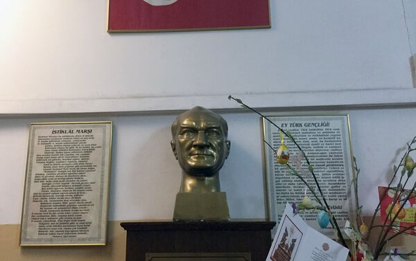 Կենտրոնական վարժարանի մուտքի մոտ դրված է Աթաթուրքի կիսանդրին, վերևում` թուրքական դրոշը - Sputnik Արմենիա