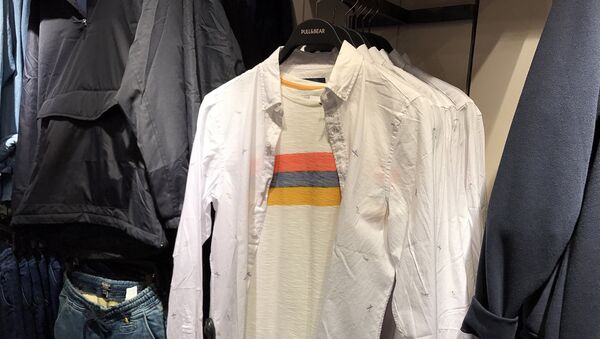 Армянский флаг на майках испанского бренда Pull & Bear - Sputnik Армения