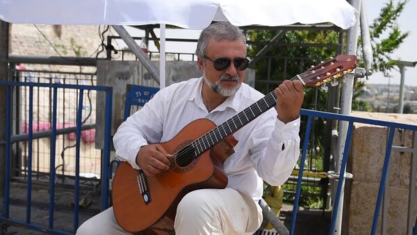 Музыкант группы Романтик Трио играет Ов сирун, сирун возле старого города Иерусалима - Sputnik Армения
