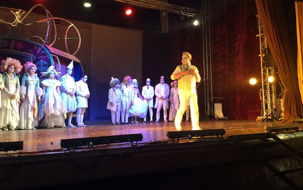 Նյուլուֆերի քաղաքապետարանի թատերախումբը հայ հանդիսատեսին ներկայացրեց Օսմանյան կայսրության ամենահայտնի երգիծաբաններից մեկի՝ Հակոբ Պարոնյանի «Ատամնաբույժն արևելյան» կատակերգությունը - Sputnik Արմենիա