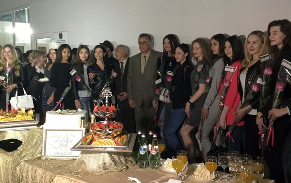 В аэропорту Гюмри встретили участниц конкурса Мисс СНГ В аэропорту Гюмри встретили участниц конкурса Мисс СНГ - Sputnik Армения