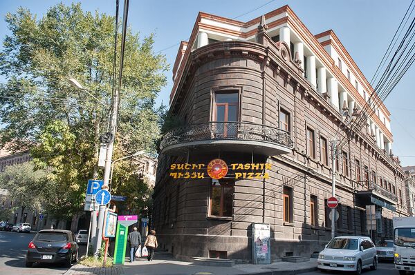 Здание Правительства Первой республики Армении. Ныне Ташир Пицца Здание Правительства Первой республики Армении. Ныне Ташир Пицца - Sputnik Արմենիա