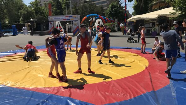 Воспитанники армянских спортивных школ в честь Дня первой Республики Армении собрались на Площади Свободы в Ереване - Sputnik Արմենիա