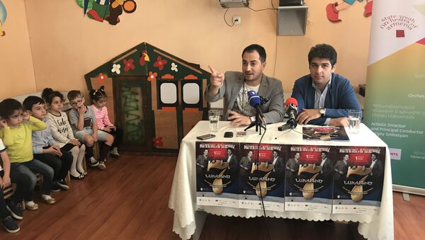 Телеведущий Авет Барсегян и главный дирижер Государственного молодежного оркестра Армении Сергей Смбатян - Sputnik Արմենիա