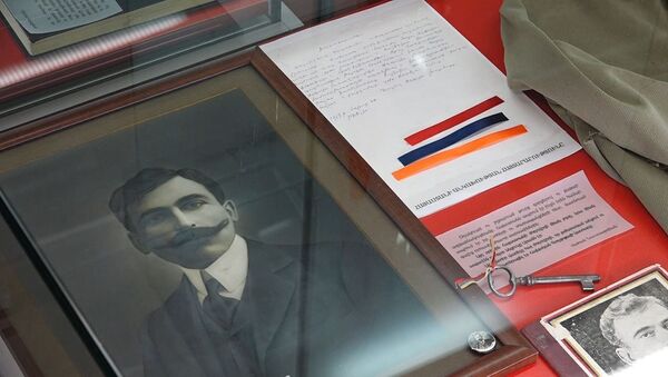 Представитель власти Первой Республики Армения ходил на работу в поношенной одежде - Sputnik Армения