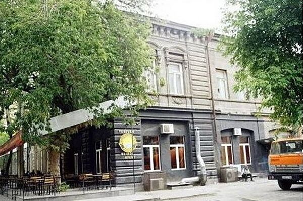 Улица Вазгена Саргсяна. Бывшее здание лимонадной фабрики Ласто Хачатура Гиланяна Улица Вазгена Саргсяна. Бывшее здание лимонадной фабрики Ласто Хачатура Гиланяна - Sputnik Армения