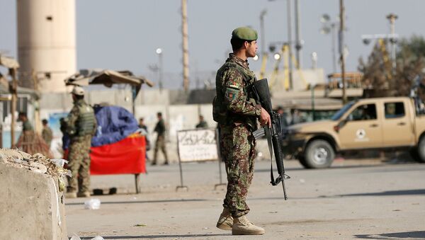 Служащий Национальной армии Афганистана у базы Баграм в Афганистане после взрыва - Sputnik Армения