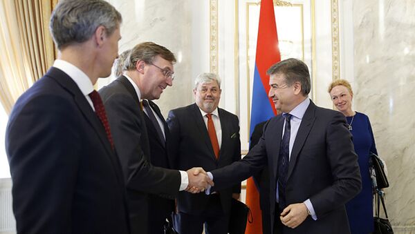 Карен Карапетян обсудил со спецпосланиками ЕС вопрос взаимодействия Армения-ЕС - Sputnik Армения