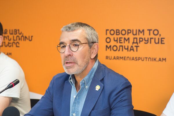 П/к известного российского музыканта, бизнесмена и мецената, лидера группы D'Black Blues Orchestra Владимира Аветисяна П/к известного российского музыканта, бизнесмена и мецената, лидера группы D'Black Blues Orchestra Владимира Аветисяна - Sputnik Արմենիա