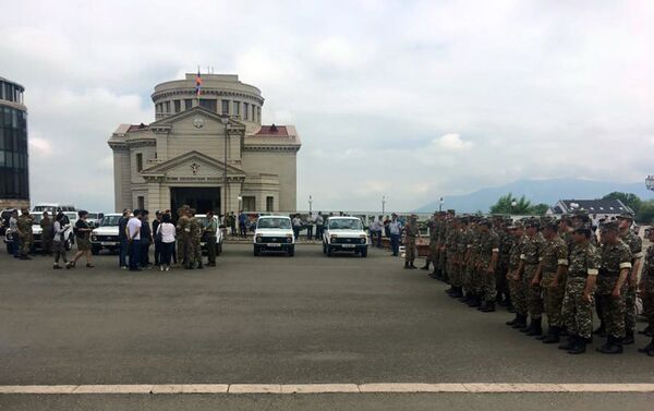 Шести участникам четырехдневной апрельской войны в Карабахе вручили машины - Sputnik Армения