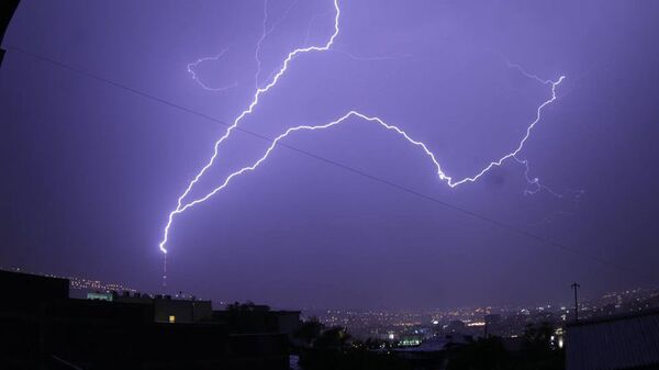 Молния в Ереване ударила по телебашне - Sputnik Արմենիա
