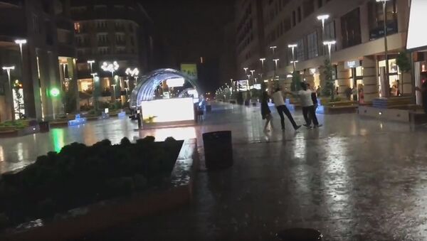 Молодые люди танцют под дождем - Sputnik Армения