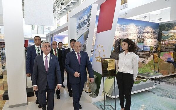 Սերժ Սարգսյանն այցելել է «Աստանա էքսպո 2017» ցուցահանդեսի հայկական տաղավար Սերժ Սարգսյանն այցելել է «Աստանա էքսպո 2017» ցուցահանդեսի հայկական տաղավար - Sputnik Արմենիա