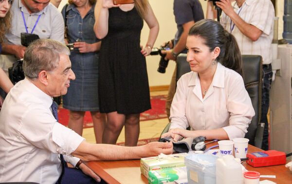 Председатель НС РА Ара Баблоян сдает кровь - Sputnik Армения