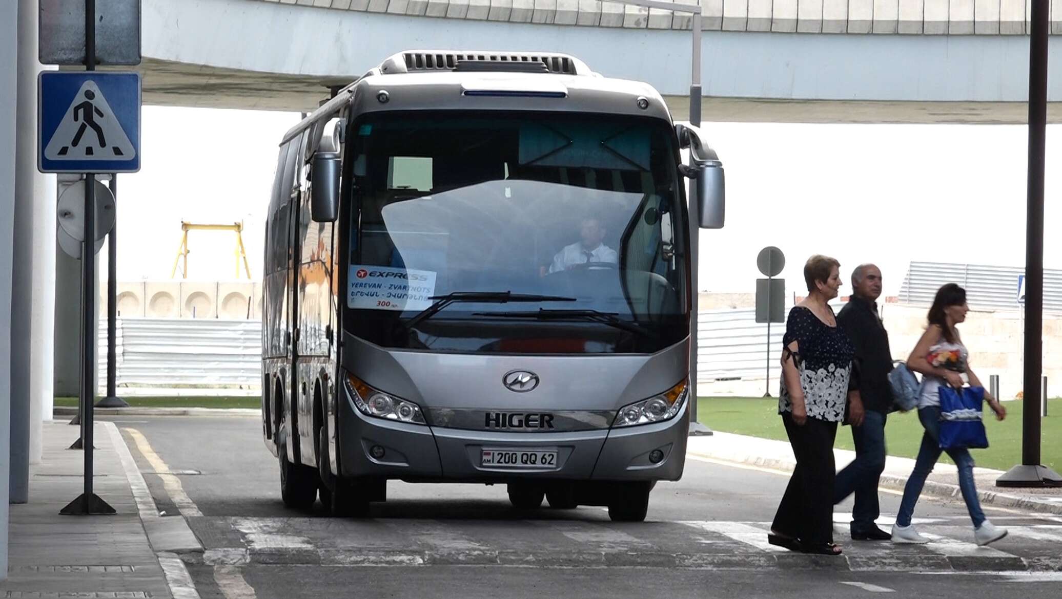 Анапа ереван. Маршрутка до аэропорта Звартноц. Авазар автобусы. Анапа Ереван автобус. Ереван из аэропорта в центр.