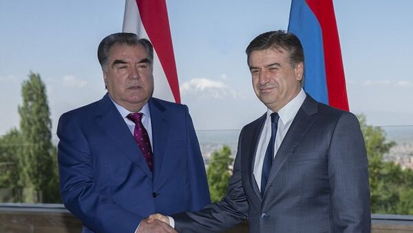 Премьер-министр Армении Карен Карапетян и президент Таджикистана Эмомали Рахмон - Sputnik Армения