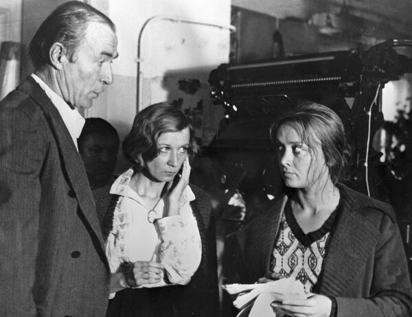 Слева направо: Николай Гринько, Алла Демидова и Маргарита Терехова на съемках фильма Зеркало режиссера Андрея Тарковского Слева направо: Николай Гринько, Алла Демидова и Маргарита Терехова на съемках фильма Зеркало режиссера Андрея Тарковского - Sputnik Армения