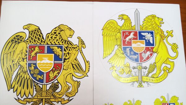 Герб Республики Армения (слева) и предложенный Агамяном вариант (справа) - Sputnik Армения