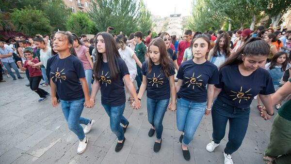 Армянские традиционные танцы в центре Еревана - Sputnik Армения