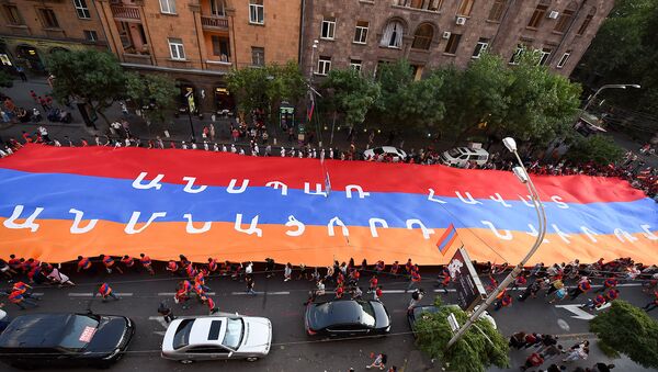 Տոնական քայլերթ Երևանում կամ նվիրվում է ՀՀ սահմանադրությանը - Sputnik Արմենիա