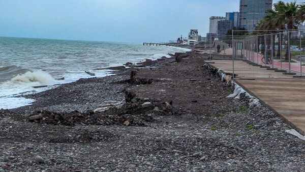 Последствия сильного шторма в Батуми: как выглядят пляж и набережная - Sputnik Армения