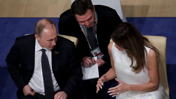 Владимир Путин и Первая леди США Меланья Трамп на банкете в рамках саммита G20 - Sputnik Армения