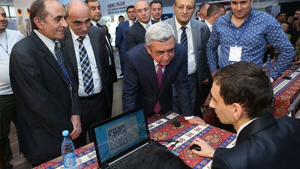 президент Армении Серж Саргсян на выставке Digitec Expo в Ереване - Sputnik Армения