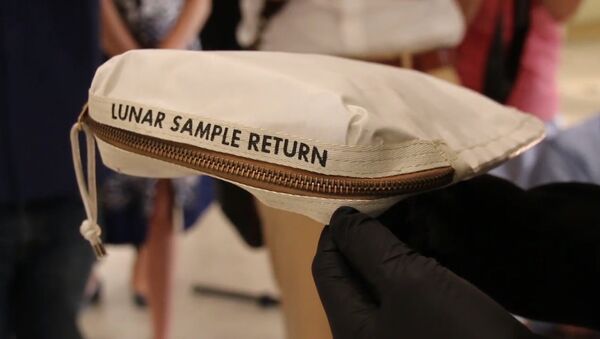В США выставят на аукционе сумку Нила Армстронга с лунной пылью - Sputnik Армения