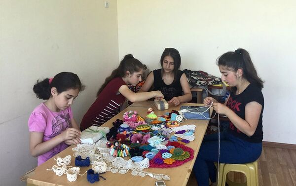 Воспитанники центра Мегвик плетут макраме - Sputnik Армения